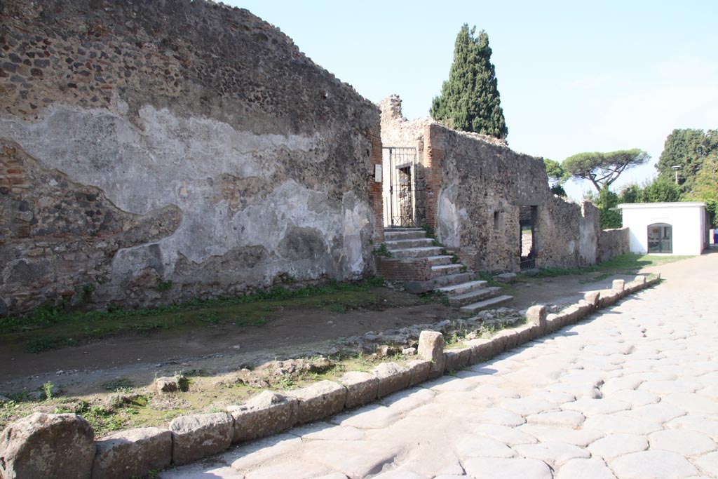 HGW24 Pompeii. Villa of Diomedes. October 2023.
Looking north along exterior façade towards entrance doorway on Via dei Sepolcri. Photo courtesy of Klaus Heese.
