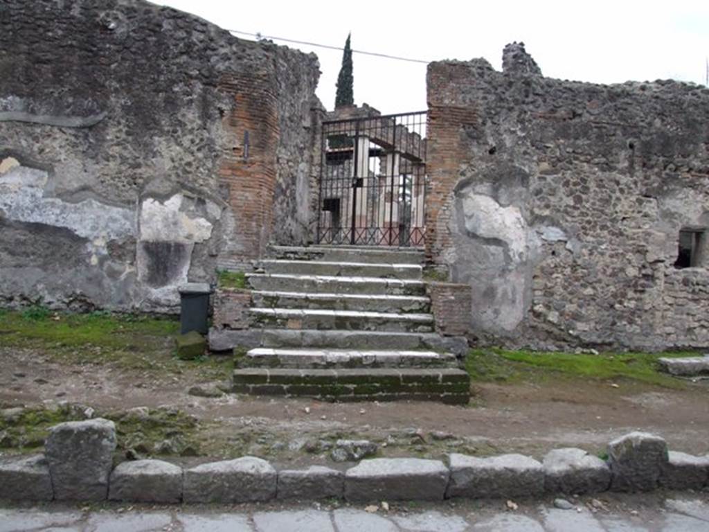 HGW24 Pompeii. December 2007. Entrance. Note the extra steps at the bottom and the missing upper columns compared with the depiction by Mazois.