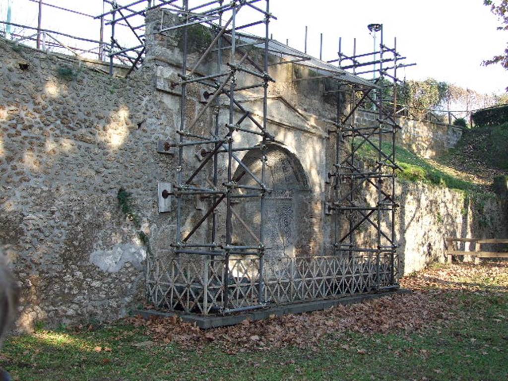 HGE12 Pompeii. December 2006. Mosaic fountain.