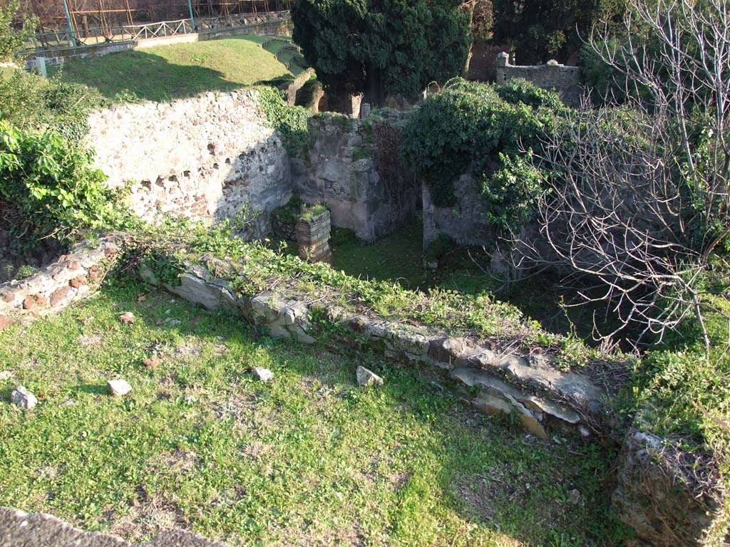 HGE12 Pompeii. December 2006. Looking down from path above onto rooms at north end of Villa.