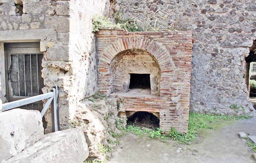 Villa of Mysteries, Pompeii. October 2001. Room 61, oven near south wall. Photo courtesy of Peter Woods.
