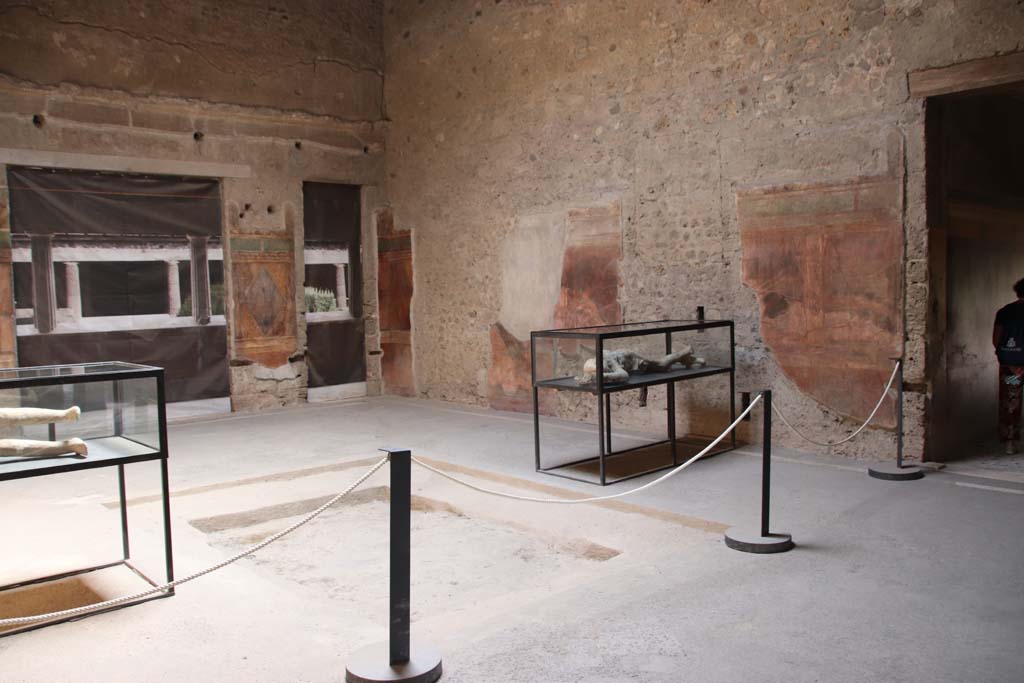 Villa dei Misteri, Pompeii. September 2021. Room 64, looking towards south wall of atrium and south-east corner. Photo courtesy of Klaus Heese.