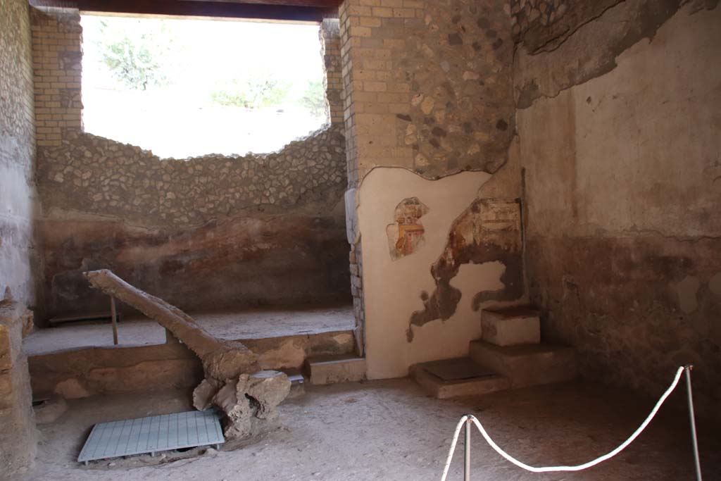 Villa Regina, Boscoreale. September 2021. 
Looking west across room IX, calcatorium at the front, towards room IXbis, torcularium at the rear. Photo courtesy of Klaus Heese.
