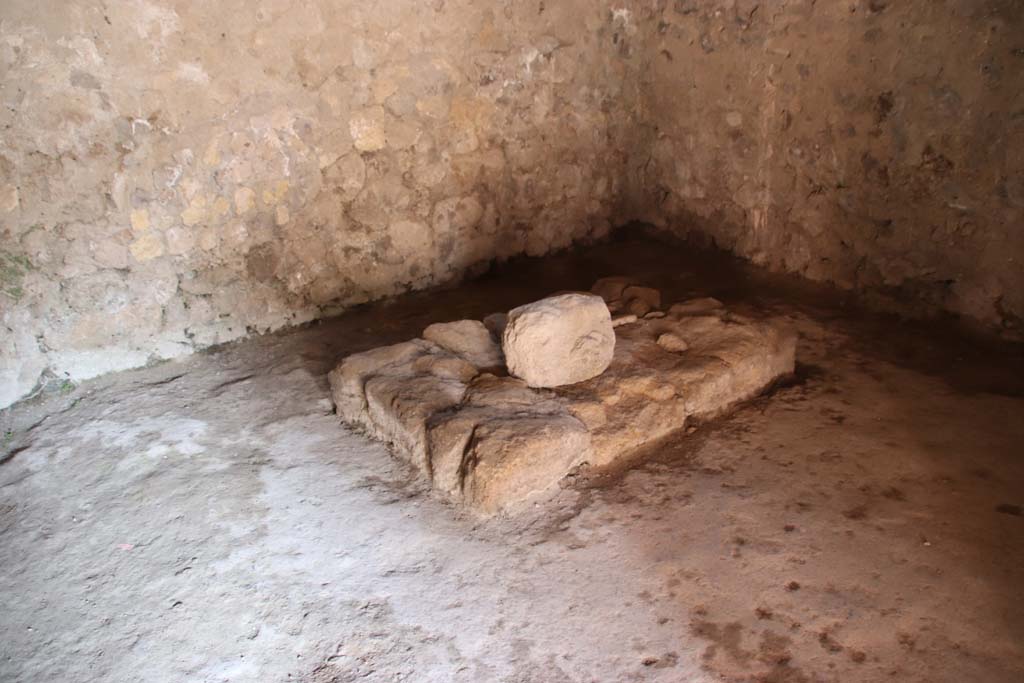 Villa Regina, Boscoreale, September 2021. Room II, hearth in centre of kitchen. Photo courtesy of Klaus Heese.