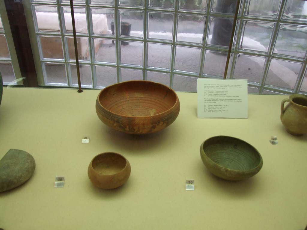 Finds from Villa Regina Boscoreale. December 2006. Now in Boscoreale Antiquarium.
Two small ceramic bowls and a large bowl all with thin sides.
