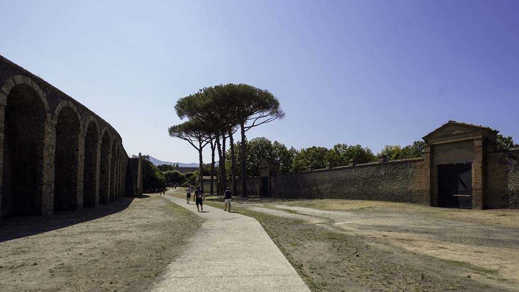 Piazzale Anfiteatro, August 2021. 
Looking south, Amphitheatre on the left, Grand Palestra on the right. Photo courtesy of Robert Hanson.
