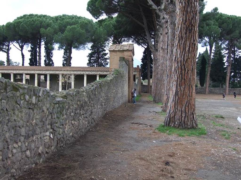 Piazzale Anfiteatro. West side. Looking north along east wall of the Palestra from II.7.3. December 2006.