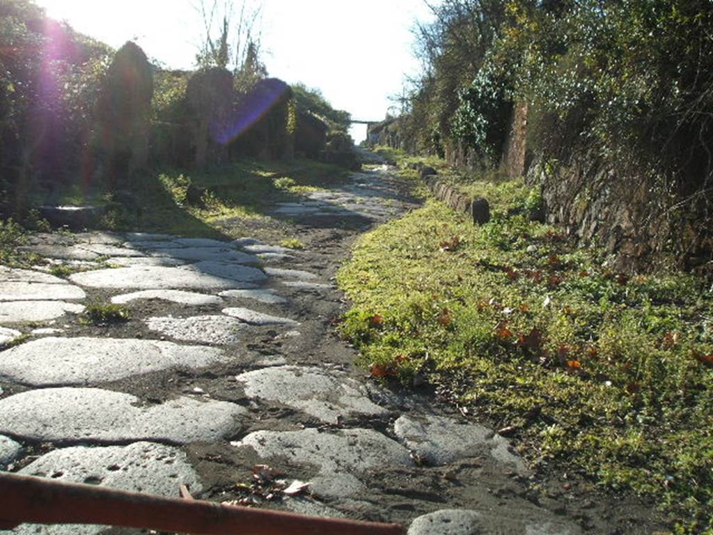 Via di Nola. Looking west from Nola Gate. December 2004. On the right is insula IV.5 and the entrance to the unnamed vicolo on the north side that led around the inside of the City Walls.
