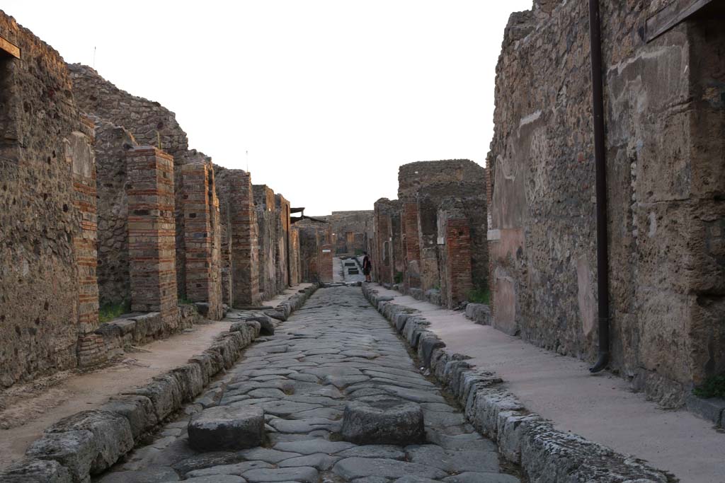 Unnamed vicolo between IX.2 and IX.3, Pompeii. September 2018. Looking west. Photo courtesy of Aude Durand.