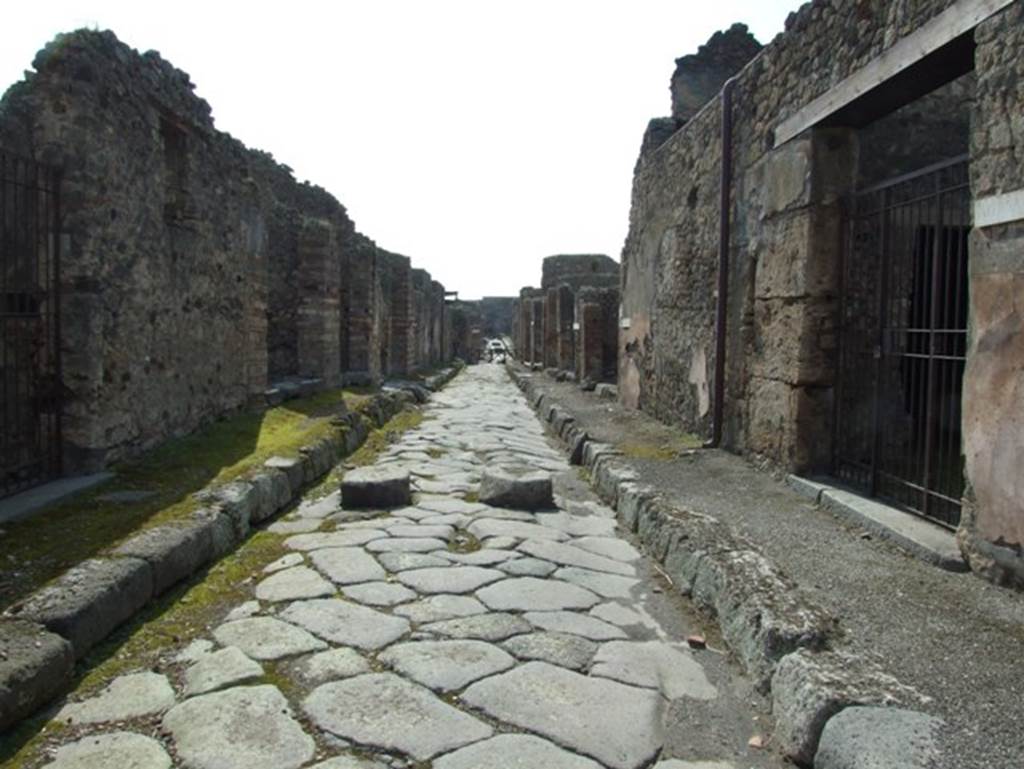 Unnamed vicolo between IX.2 and IX.3. Looking west from the junction with Vicolo di Tesmo towards Via Stabiana. March 2009.