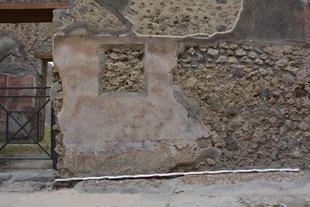Unnamed vicolo between IX.5 and IX.6. May 2017. Lower front façade on east side of doorway to IX.5.19.
Foto Christian Beck, ERC Grant 681269 DÉCOR.
