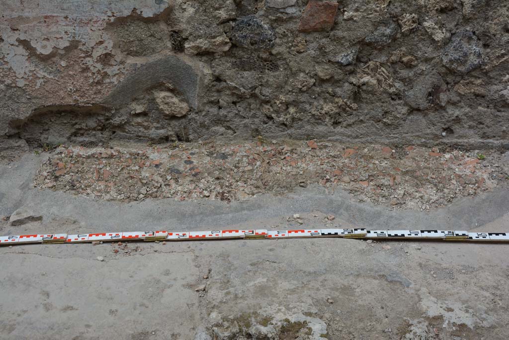 Unnamed vicolo between IX.5 and IX.6. May 2017. Detail of pavement of north side of roadway, between IX.5.19 and IX.5.18.
Foto Christian Beck, ERC Grant 681269 DÉCOR.
