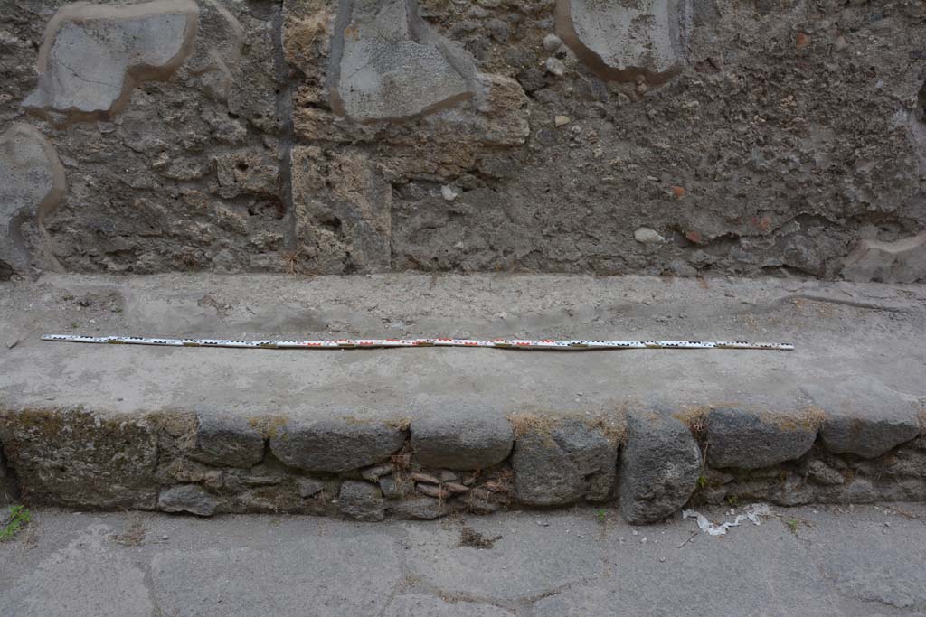 Unnamed vicolo between IX.5 and IX.6. May 2017. Detail of lower front façade of IX.5.16, cont’d, and pavement.
Foto Christian Beck, ERC Grant 681269 DÉCOR.

