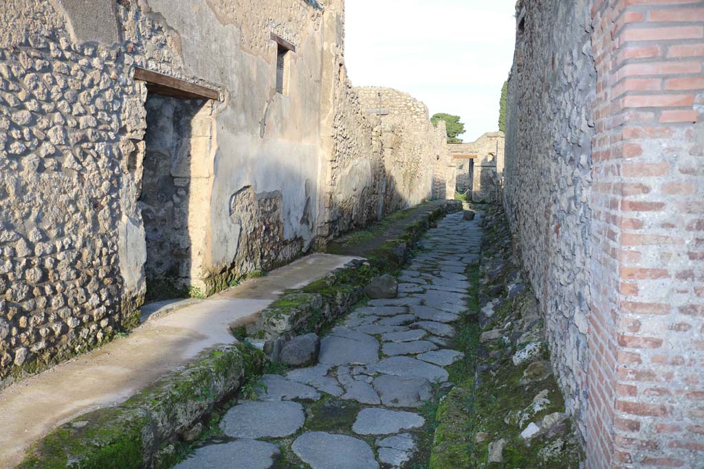 Unnamed vicolo between IX.5, on left, and IX.6, on right, Pompeii. December 2018. 
Looking east from near IX.5.17 towards end of roadway at junction with Vicolo del Centenario. Photo courtesy of Aude Durand.


