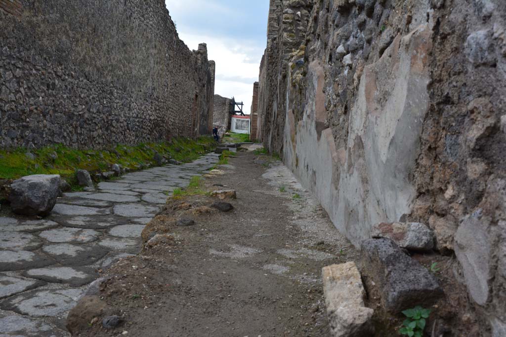 Unnamed vicolo between IX.5 on left, and IX.6, on right, Pompeii. October 2017. 
Looking east junction with Vicolo del Centenario.
Foto Taylor Lauritsen, ERC Grant 681269 DÉCOR.
