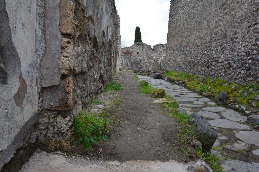 Unnamed vicolo between IX.5 and IX.6 Pompeii. March 2017.  
Looking east along vicolo towards junction with Vicolo del Centenario.
Foto Christian Beck, ERC Grant 681269 DÉCOR.

