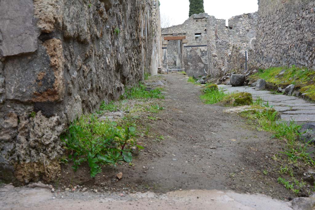 Unnamed vicolo between IX.5 and IX.6 Pompeii. March 2017.  
Looking east along south side towards IX.6.7 and junction with Vicolo del Centenario.
Foto Christian Beck, ERC Grant 681269 DÉCOR.
