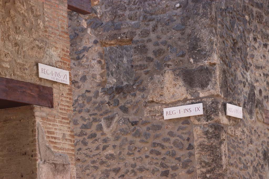 Unnamed vicolo between I.11 and I.9 on the south side of Via dell’Abbondanza. September 2019.
Insula identification plaques, on the front façade of I.11.1, on the left, is one reading Reg. I. Ins. X1, previously known as Reg. II, Ins. 1.
The ones on the right, on the facades of I.9.8, read the original insula number as being Reg. 1, Ins. IX.
This unnamed vicolo used to be the roadway separating Regs. I and II, before it was altered.
Photo courtesy of Klaus Heese.
