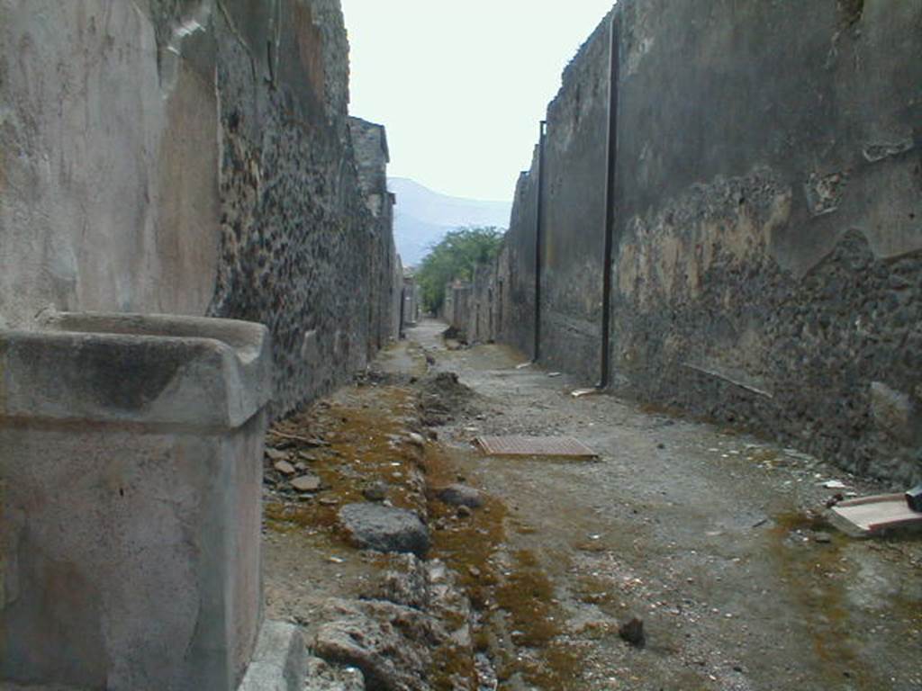 Unnamed vicolo on south side of Via dell’Abbondanza. September 2004.
Looking south between I.11 and I.9. 
