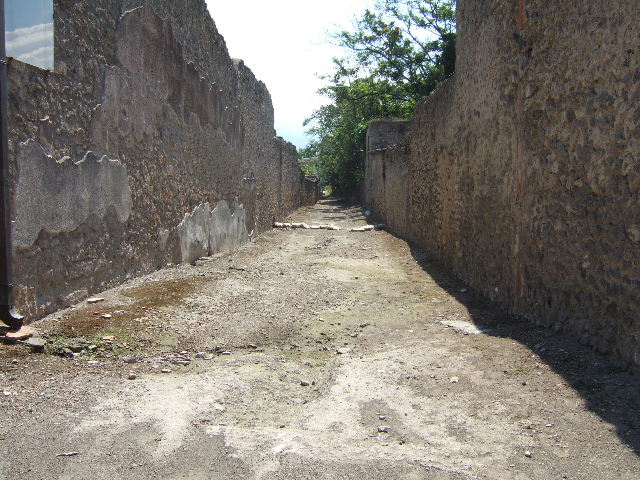 Unnamed vicolo between I.16 and I.17. September 2005.Looking south from junction with Via di Castricio. 
