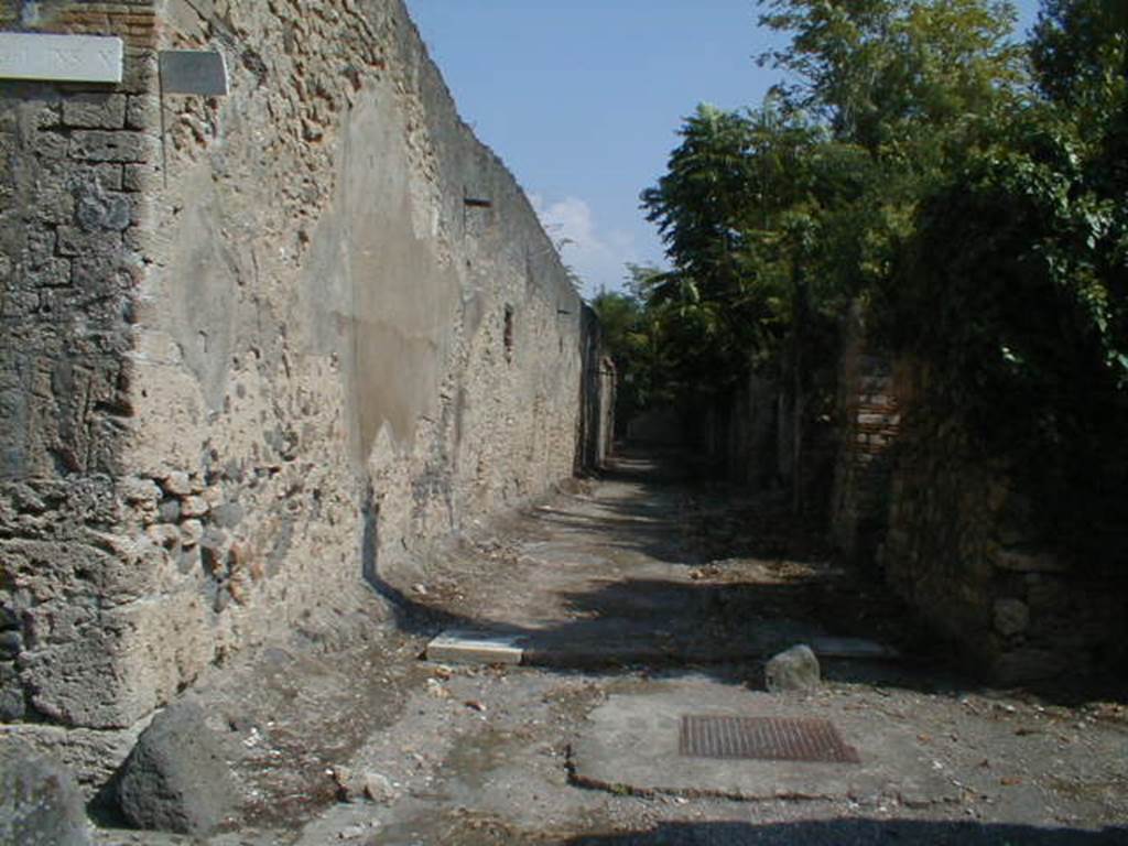 Unnamed vicolo between I.10 and I.19. Looking east from the junction with Vicolo del Citarista. September 2004.
