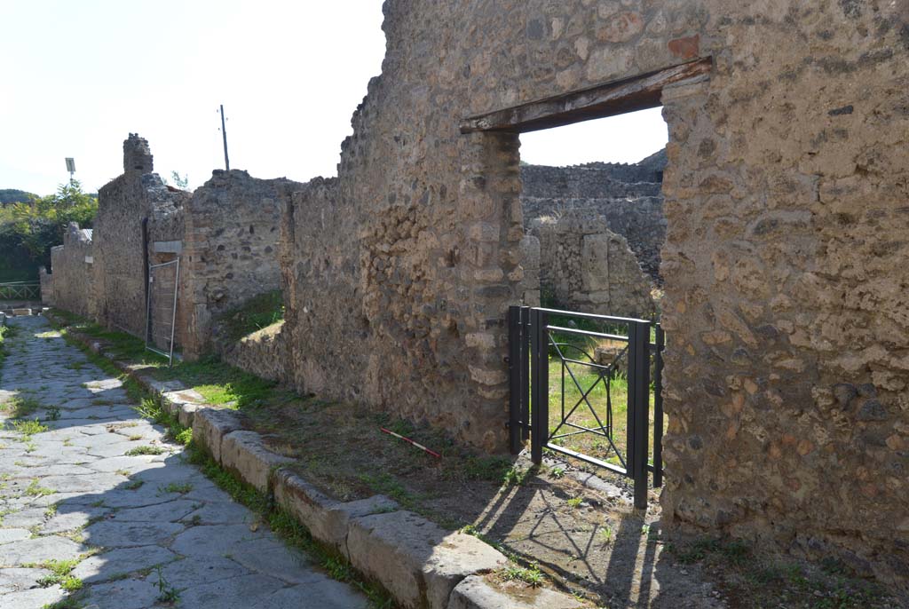 Unnamed vicolo between I.9 and I.8, west side, Pompeii. October 2017. Looking south from near I.8.10. 
Foto Taylor Lauritsen, ERC Grant 681269 DÉCOR.
