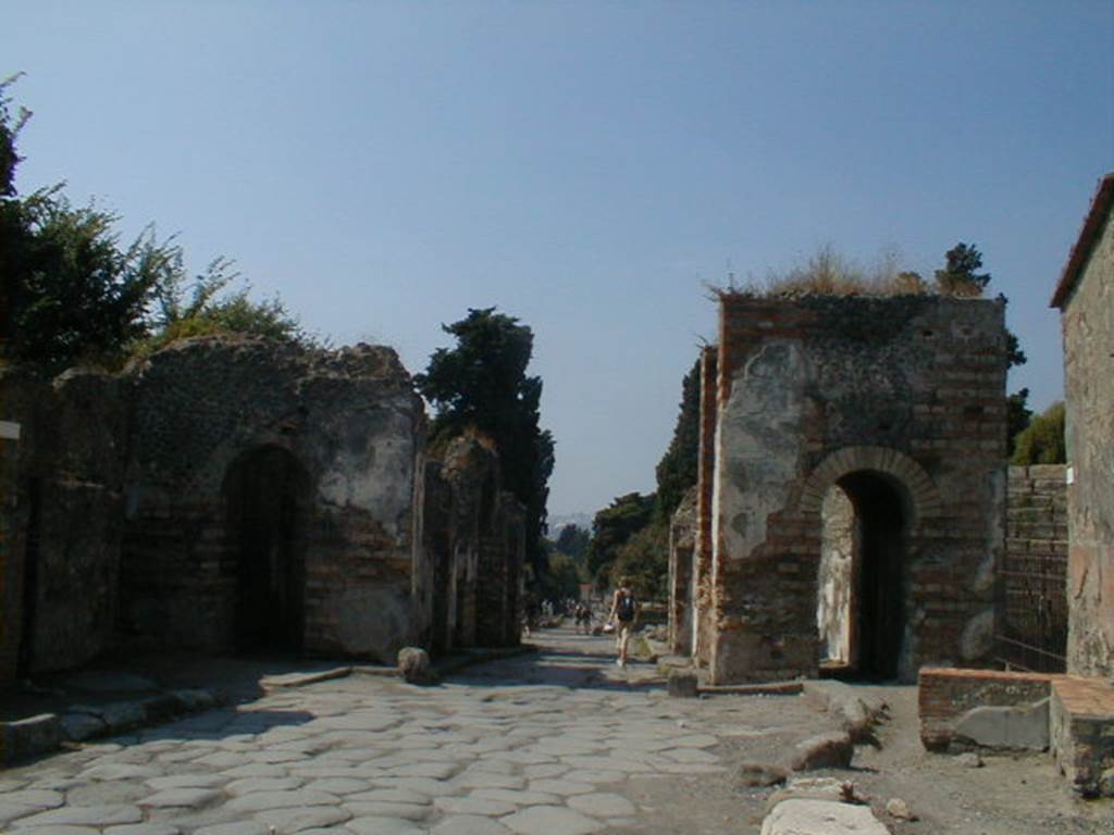 Via Consolare between VI.17 and VI.1. September 2004. Looking north to Herculaneum Gate. 