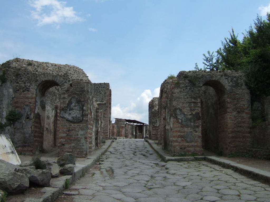 Looking south through Herculaneum Gate from Via dei Sepolcri to Via Consolare. May 2006.