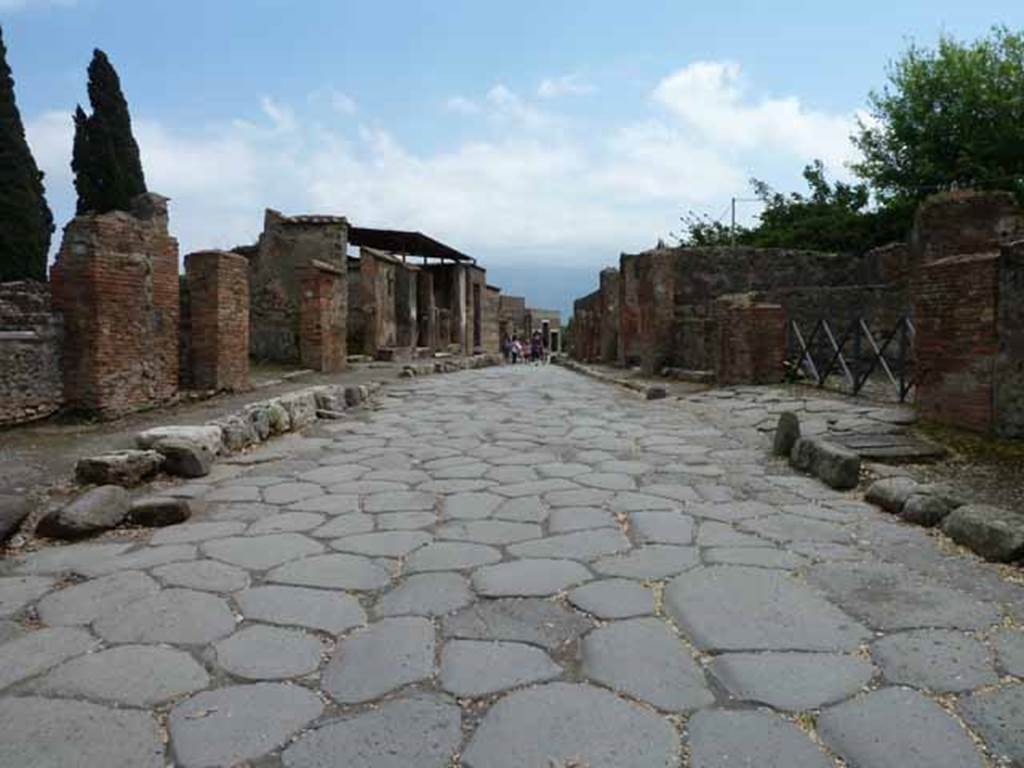 Via Consolare, May 2010. Looking south from the Herculaneum Gate between VI.1 and VI.17.