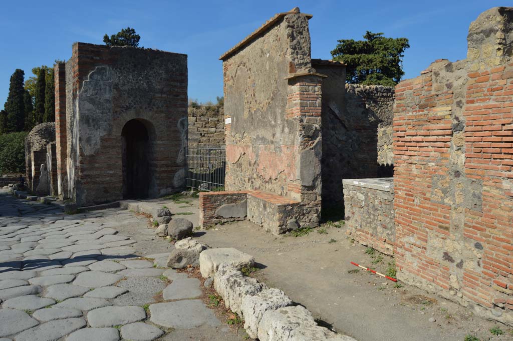 Via Consolare, east side, Pompeii. October 2017. Looking north towards Herculaneum Gate, from VI.1.2, on right.
Foto Taylor Lauritsen, ERC Grant 681269 DÉCOR.
