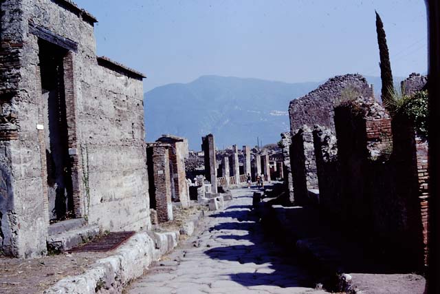 Via Consolare, east side, Pompeii. March 2019. Looking north towards entrance doorway of VI.1.10, centre left. 
Foto Taylor Lauritsen, ERC Grant 681269 DÉCOR.
