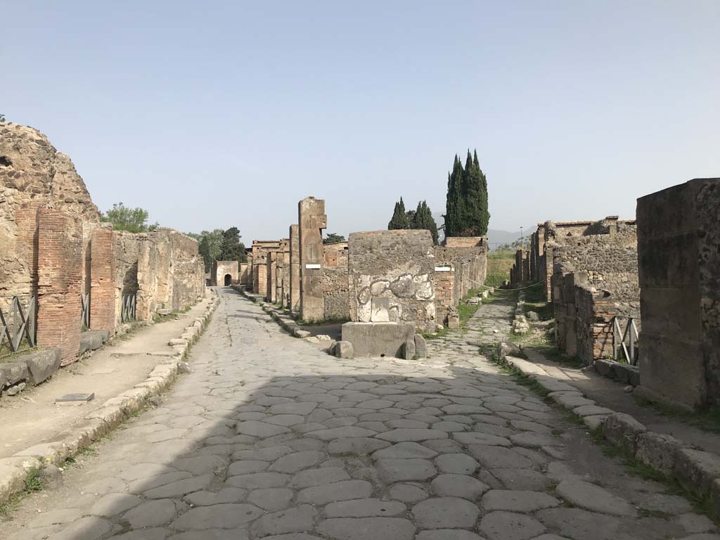 Via Consolare (on left) and Vicolo di Narciso (on right), Pompeii. April 2019. Looking north. Photo courtesy of Rick Bauer.