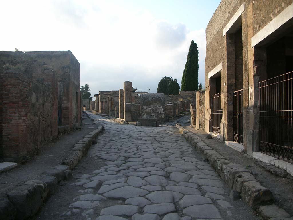 Via Consolare, Pompeii. December 2018. 
Looking south between VI.2 and VI.17, with VI.2.5/4/3, on left. Photo courtesy of Aude Durand.
