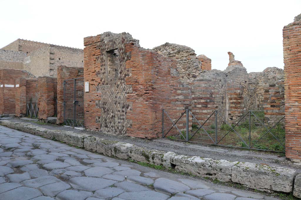 Via Consolare, west side, Pompeii. September 2021. Looking south along VI.17, near doorway at VI.17.27. Photo courtesy of Klaus Heese.