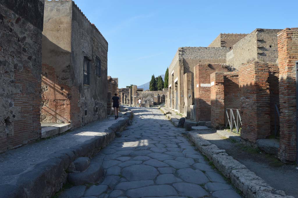 Via Consolare, Pompeii, October 2017. 
Looking south from between VI.3.4 on left, and VI.17.29, on right.
Foto Taylor Lauritsen, ERC Grant 681269 DÉCOR.
