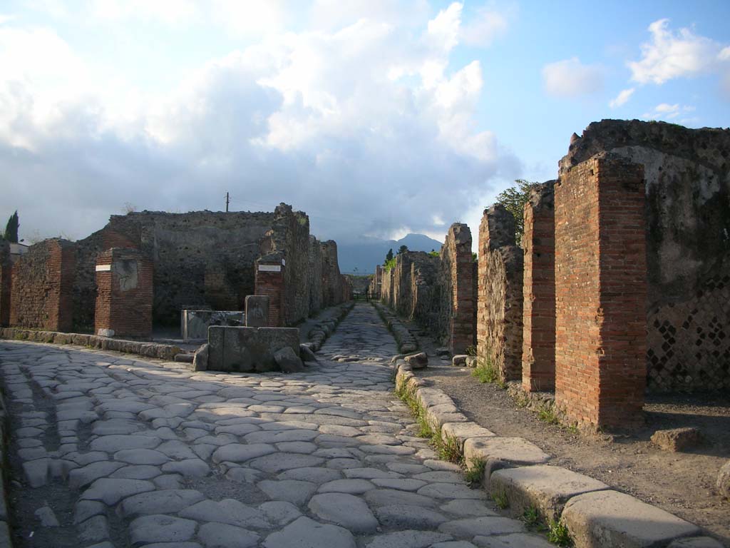Via Consolare, on left, Pompeii. September  2019. 
Looking north towards fountain at junction with Via Consolare and Vicolo di Modesto, on right.
Photo courtesy of Klaus Heese.
