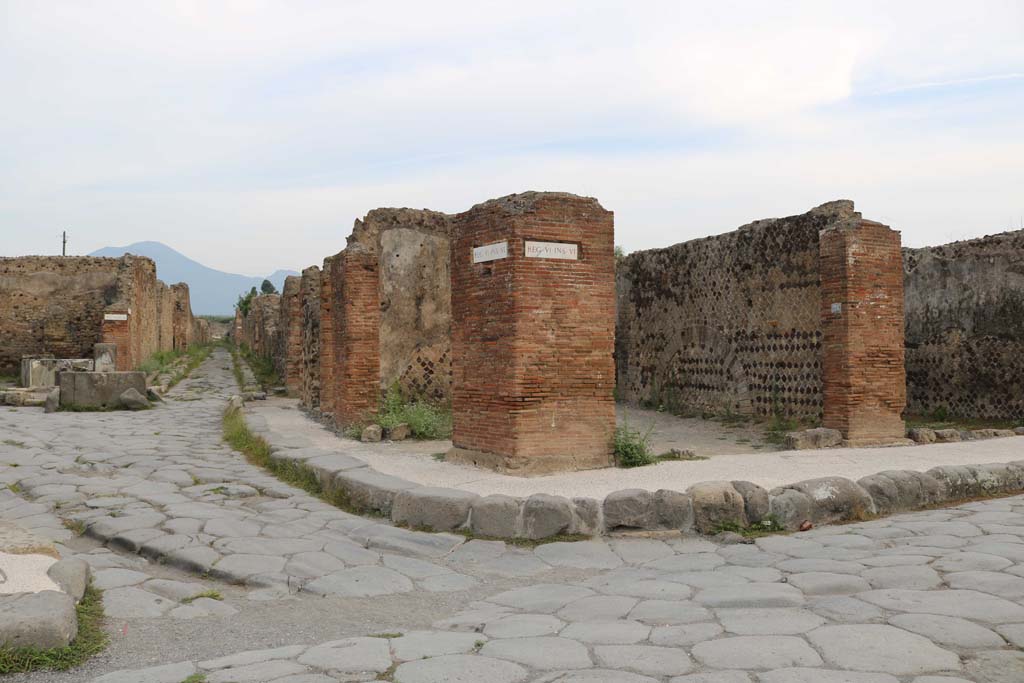 Via Consolare, Pompeii, on left. December 2018.
Looking north to two entrance doorways of VI.6.20/21 at the junction of Via Consolare, on left, and Via delle Terme, on right. 
Photo courtesy of Aude Durand.
