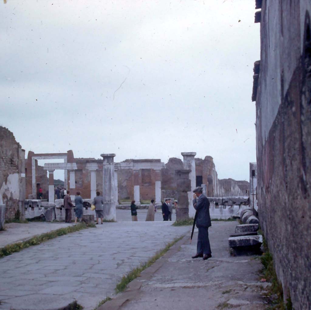 Via Marina, Pompeii. May 1953. Looking east towards Forum, and across to Via dell’Abbondanza. Photo courtesy of Rick Bauer.
