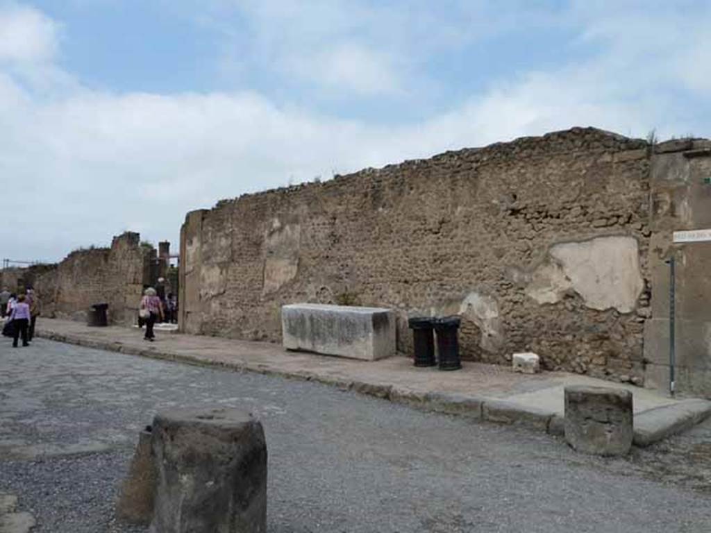 Via Marina, north side. May 2010. Looking west along front wall of Temple of Apollo towards VII.7.32.