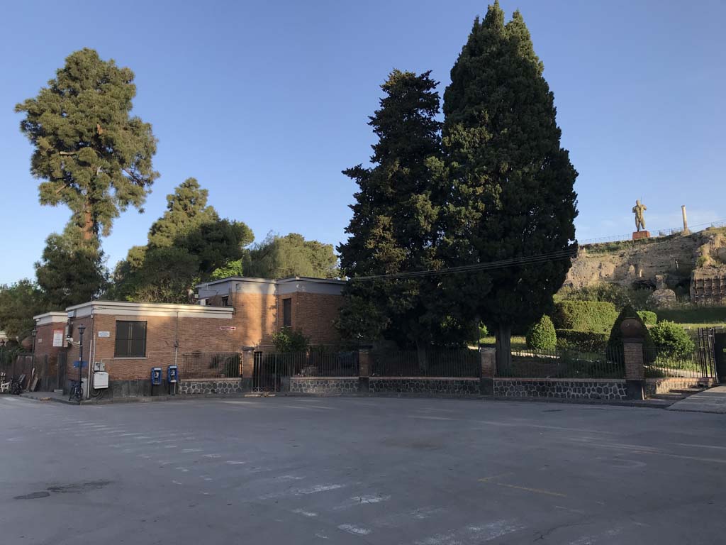Piazza Esedra original entrance, on left. April 2019. The new ticket offices are through the gate on the right.
Photo courtesy of Rick Bauer.
