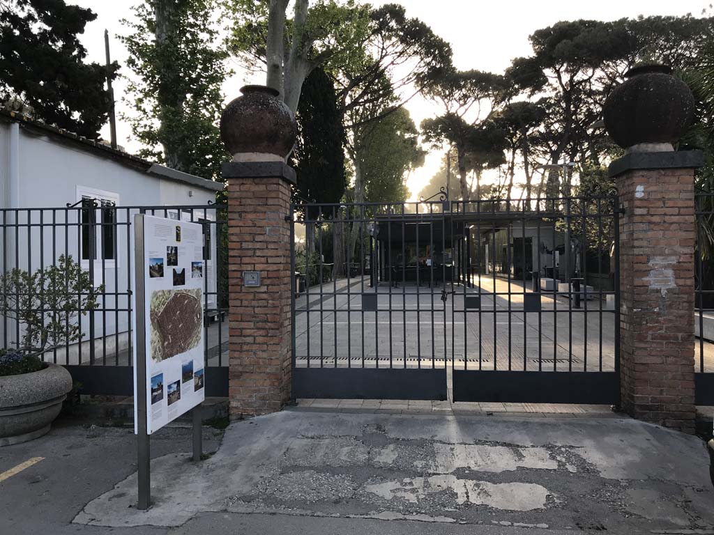 Piazza Porta Marina Inferiore. April 2019. Too early – not quite open yet !
Photo courtesy of Rick Bauer.
