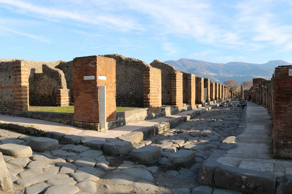 Via Stabiana, Pompeii. December 2018. Looking south between IX.4, on left, and VII.3, on right. Photo courtesy of Aude Durand.