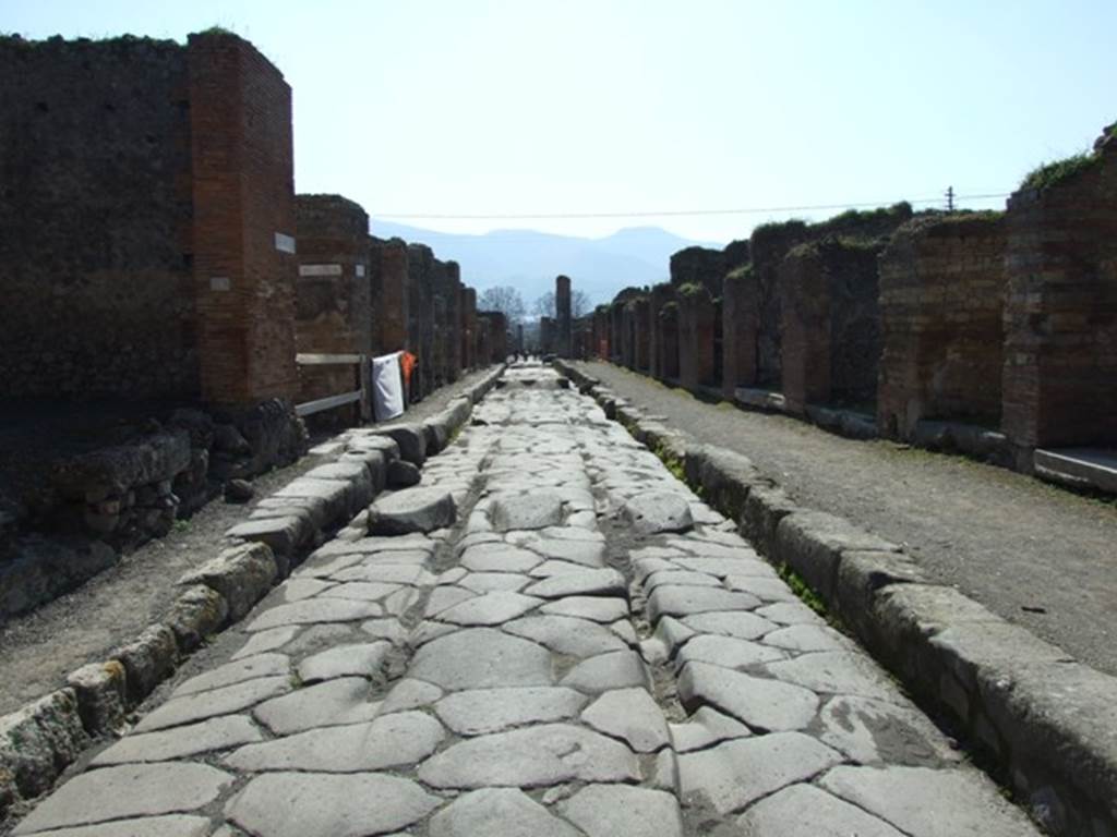 Via Stabiana between IX.4 and VII.2. March 2009. Looking south from junction with Vicolo del Panettiere, towards a junction with an unnamed vicolo. This can be seen on the east side (left) near the white plastic in the photo. 