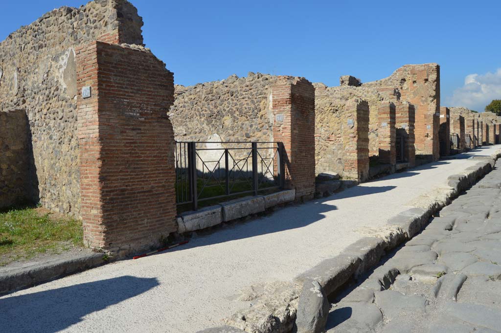 Via Stabiana, west side, Pompeii. October 2017. Looking north from VII.2.10/11, on left, towards VII.3, top right. 
Foto Taylor Lauritsen, ERC Grant 681269 DÉCOR.
