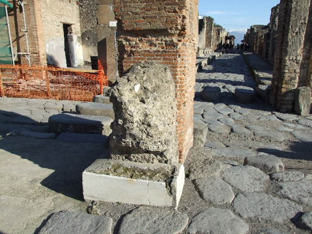 Via Stabiana. Looking east across crossroads from, and towards Via dell’Abbondanza. December 2006.