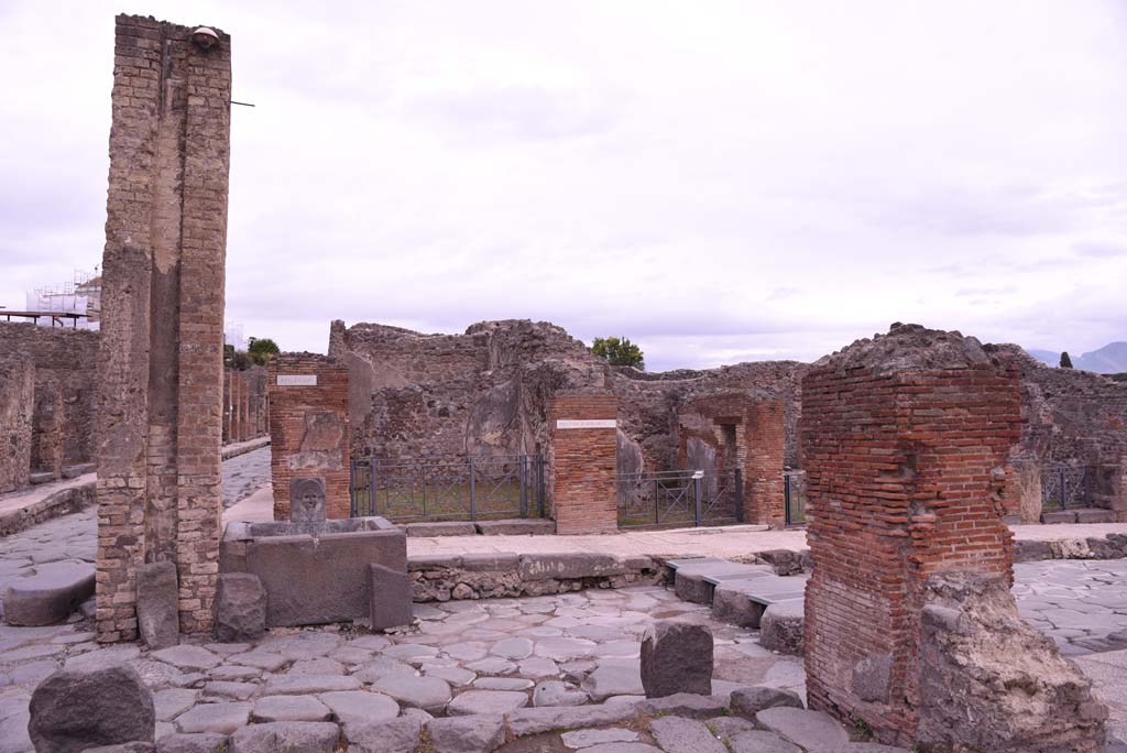 Via Stabiana, Pompeii. October 2019. 
Looking east across Via Stabiana at Holconius’ crossroads, with junction of Via dell’Abbondanza, on left.
Foto Tobias Busen, ERC Grant 681269 DÉCOR.
