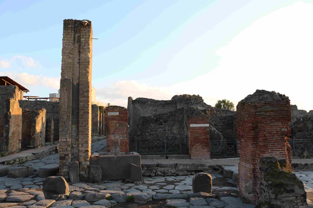 Via Stabiana. December 2018. Looking across Holconius’ crossroads towards south-east corner, I.4.15, fountain and water-tower.
Photo courtesy of Aude Durand.
