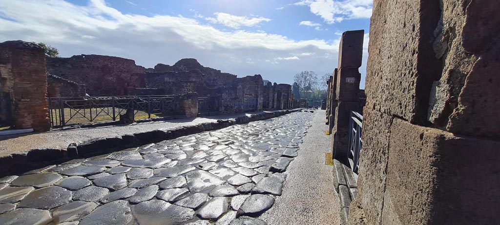 Via Stabiana, Pompeii. April 2022. 
Looking south between I.4 and VIII.4, from VIII.4.17, on right. Photo courtesy of Giuseppe Ciaramella.

