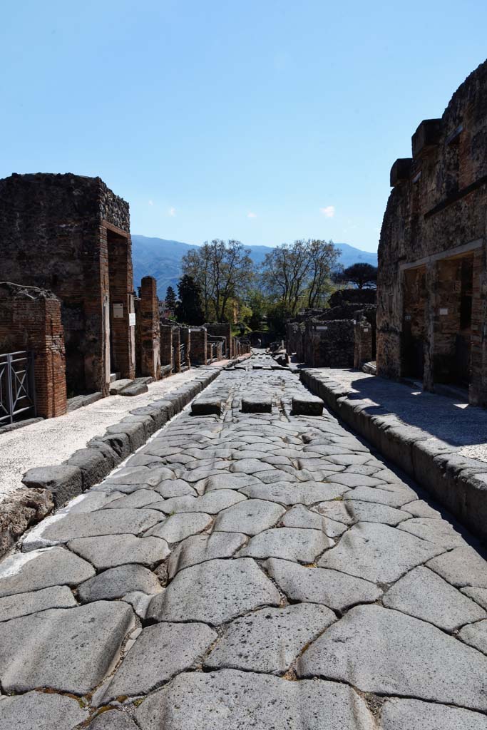 Via Stabiana, Pompeii. April 2021. 
Looking south from between I.4, on left and VIII.4, on right, towards Porta Stabia/Stabian Gate.
Photo courtesy of Nicolas Monteix.
