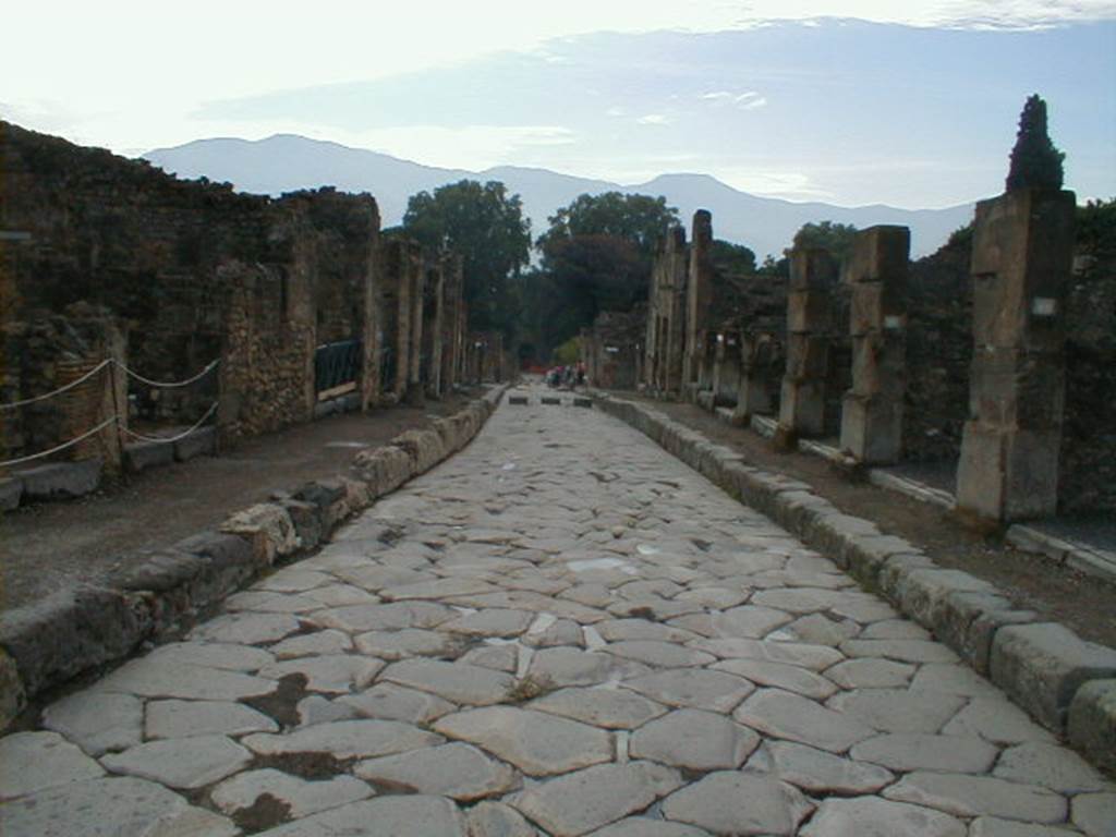 Via Stabiana. Looking south from Holconius crossroads. September 2004.
